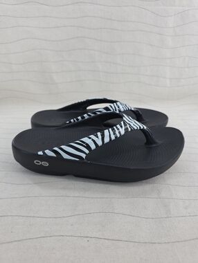 OOFOS Oolala Womens Recovery Black White Zebra Flip Flop Thong Sandals Sz 6 EUC
